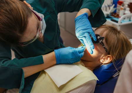 Стоматолог потерял иглу в желудке у ребенка