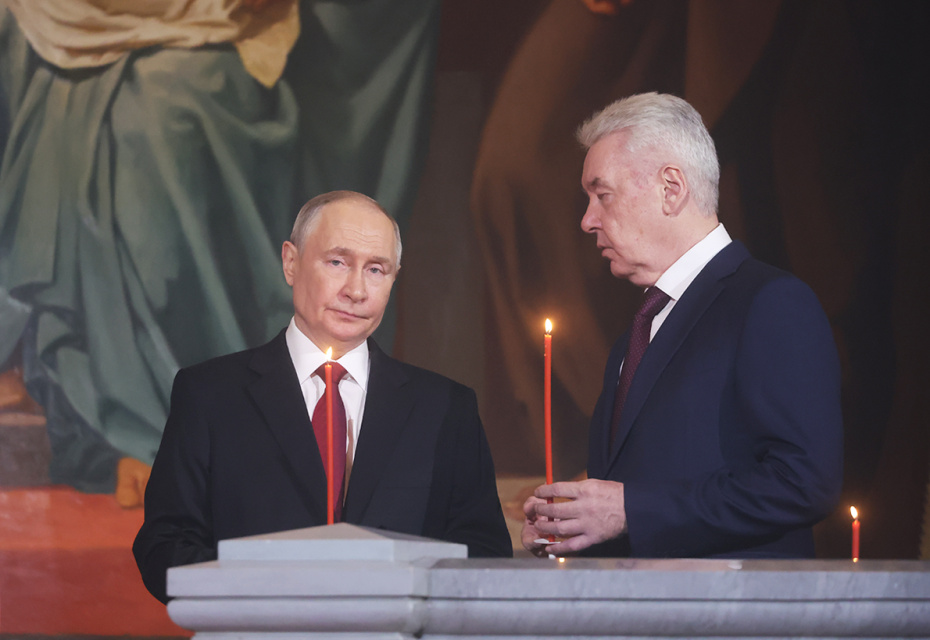 Президент РФ Владимир Путин и мэр Москвы Сергей Собянин (справа) на праздничном пасхальном богослужении в храме Христа Спасителя в Москве