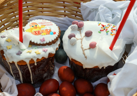 Священник из США признался, что печет куличи по рецепту бабушки из России