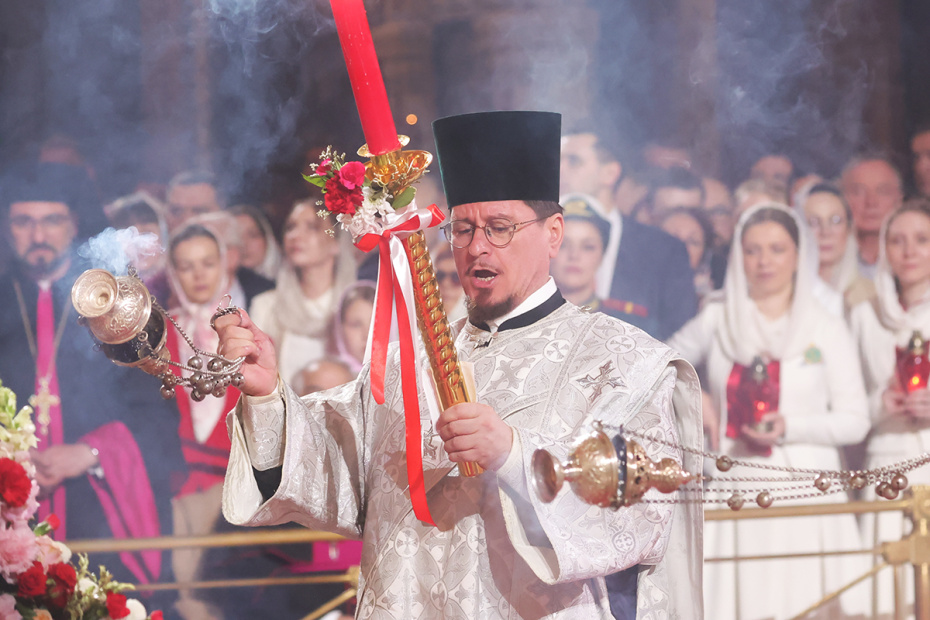 Президент РФ Владимир Путин и мэр Москвы Сергей Собянин (справа) на праздничном пасхальном богослужении в храме Христа Спасителя в Москве