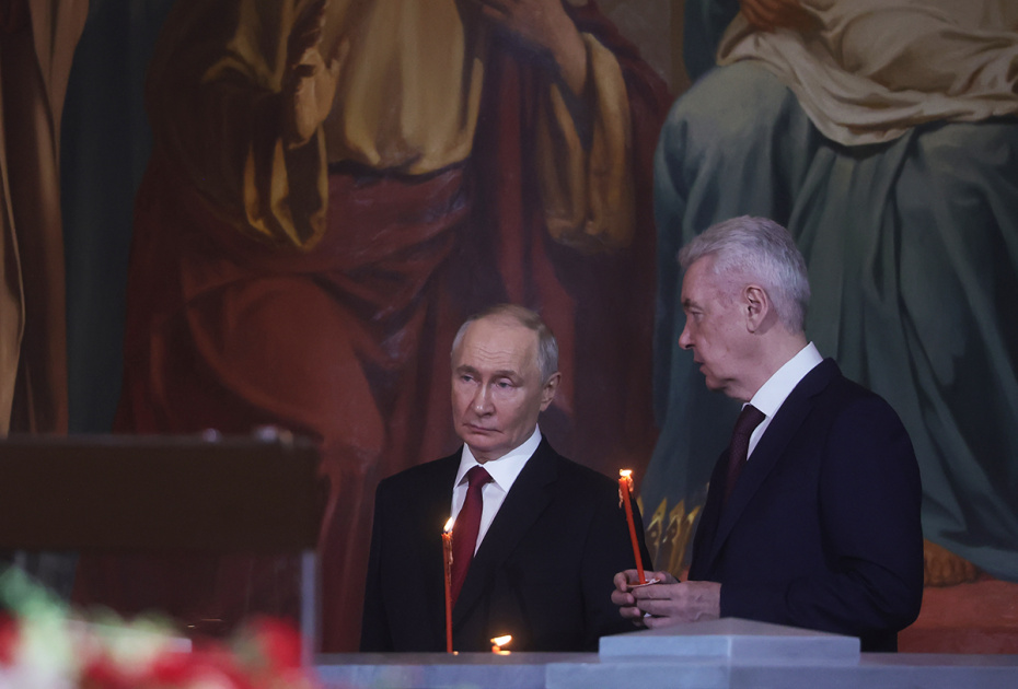 Президент РФ Владимир Путин и мэр Москвы Сергей Собянин (справа) на праздничном пасхальном богослужении в храме Христа Спасителя в Москве