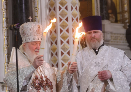 Кадры с пасхальной службы в храме Христа Спасителя появились в Сети