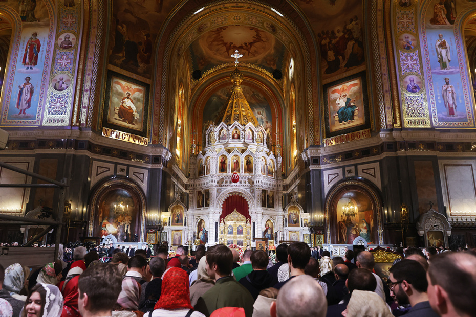 Прихожане в храме Христа Спасителя в Москве перед началом праздничного пасхального богослужения