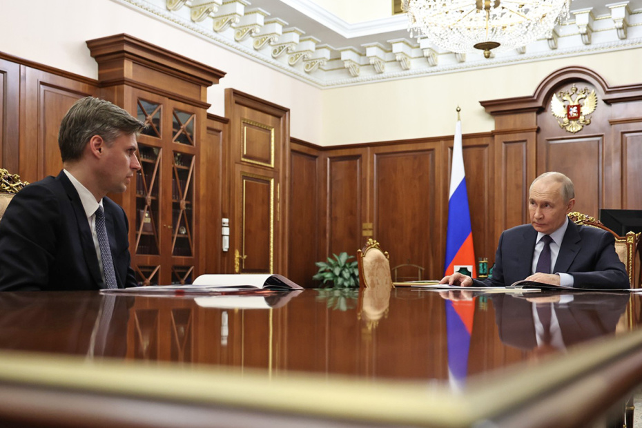 Президент РФ Владимир Путин и генеральный директор государственной корпорации по космической деятельности «Роскосмос» Дмитрий Баканов во время встречи