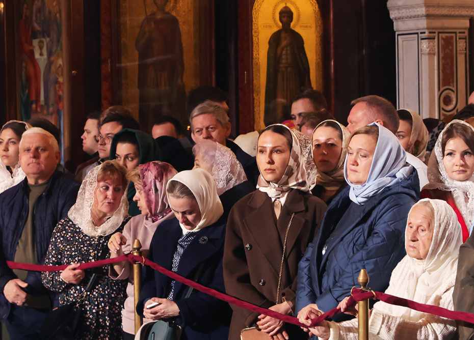 Прихожане в храме Христа Спасителя в Москве перед началом праздничного пасхального богослужения