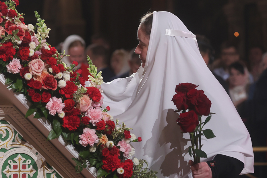 В храме Христа Спасителя в Москве перед началом пасхального богослужения