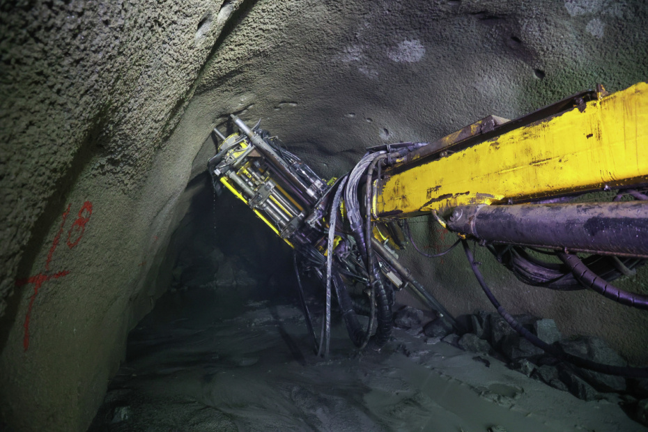 Буровая установка с дистанционным управлением в одном из тоннелей, где ведется добыча и переработка апатито-нефелинового концентрата на рудниках компании «ФосАгро»