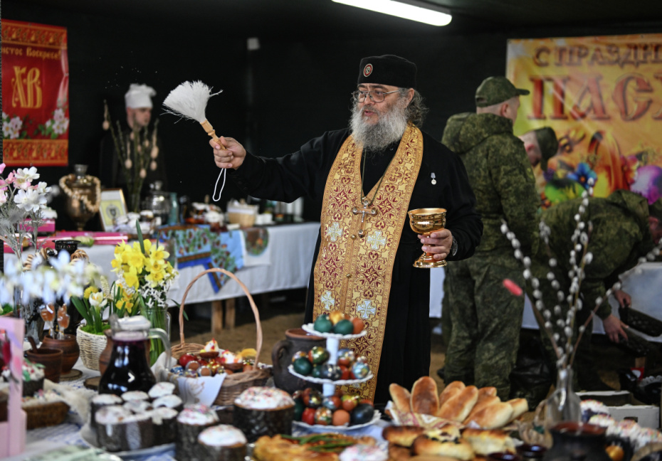 Полковой священник старший лейтенант Василий Зудилов (позывной Черномор) освящает пасхальные куличи и яйца в группировке войск «Центр» на Добропольском направлении СВО