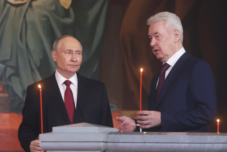 Президент РФ Владимир Путин и мэр Москвы Сергей Собянин (справа) на праздничном пасхальном богослужении в храме Христа Спасителя в Москве