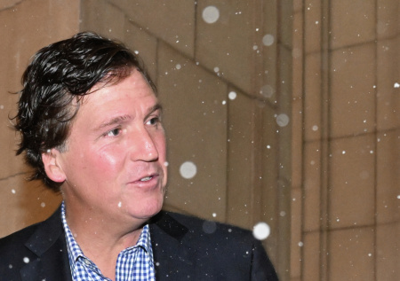 «Жаль всех рабов»: Такер Карлсон поставил Трампа перед неудобным фактом