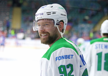 Нападающий «Салавата Юлаева» покинул лед на носилках в матче плей-офф КХЛ