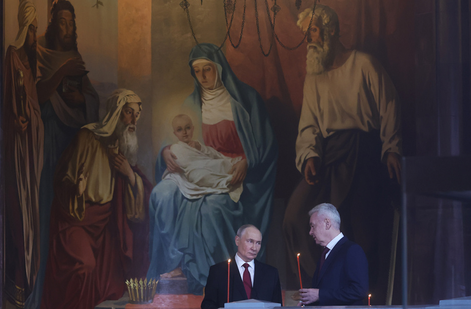 Президент РФ Владимир Путин и мэр Москвы Сергей Собянин (справа) на праздничном пасхальном богослужении в храме Христа Спасителя в Москве