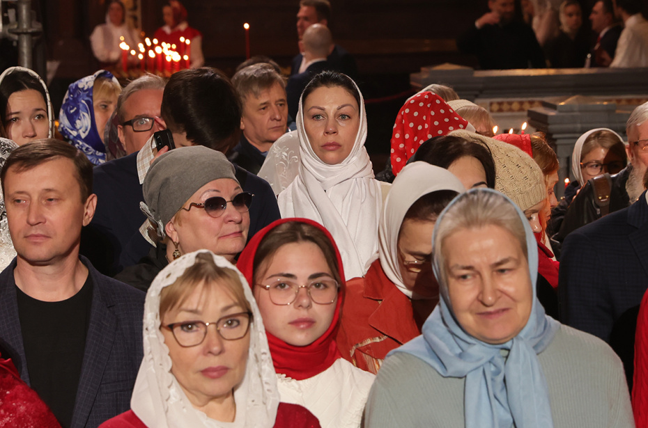 Прихожане в храме Христа Спасителя в Москве перед началом праздничного пасхального богослужения