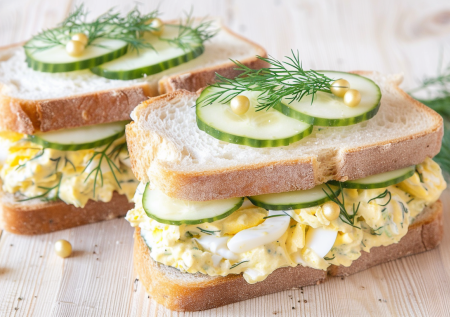 Завтрак «на бегу, но как в кино» — британские сэндвичи, которые исчезают быстрее, чем чай остывает