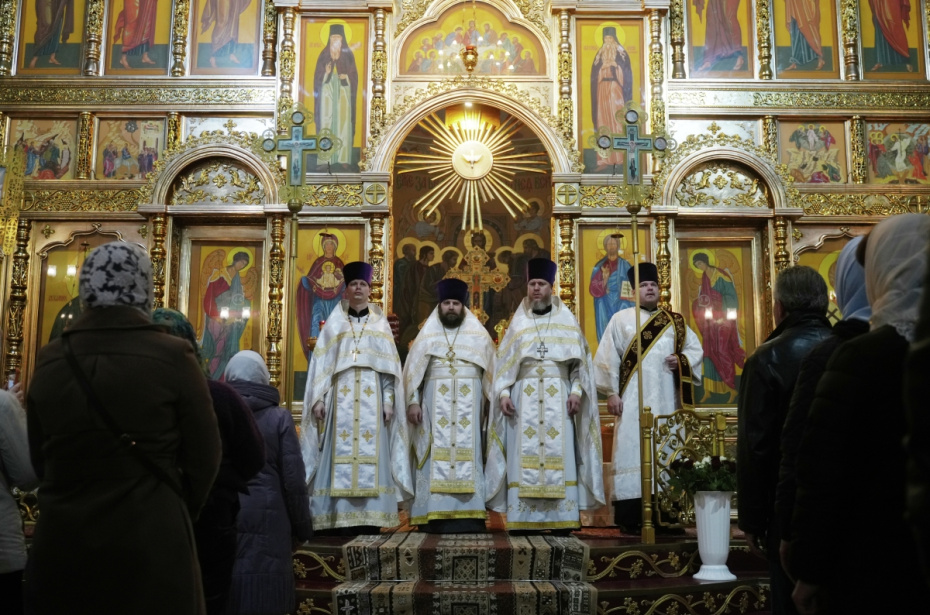 Праздничное пасхальное богослужение в Свято-Николаевском кафедральном соборе в Мариуполе