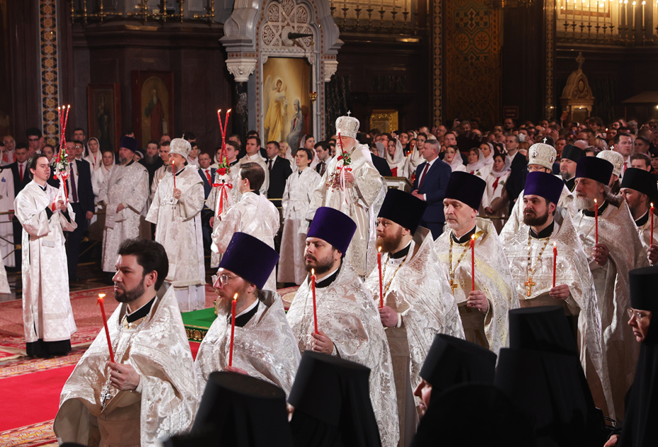 Пасхальная заутреня и божественная литургия в Светлую Пасхальную ночь в кафедральном соборном храме Христа Спасителя
