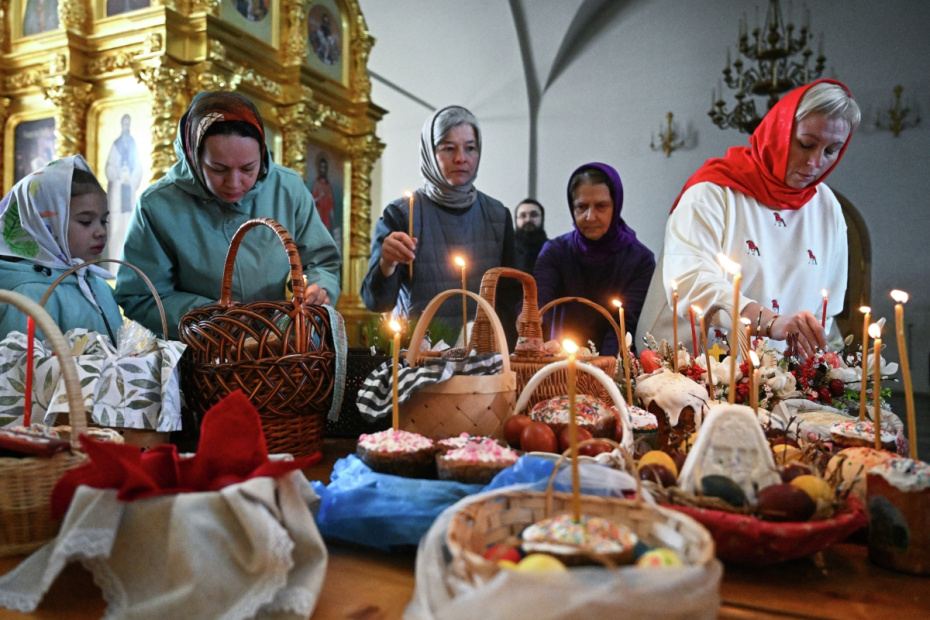 Верующие во время освящения куличей в Троицком соборе Спасо-Преображенского Соловецкого ставропигиального мужского монастыря на Соловках
