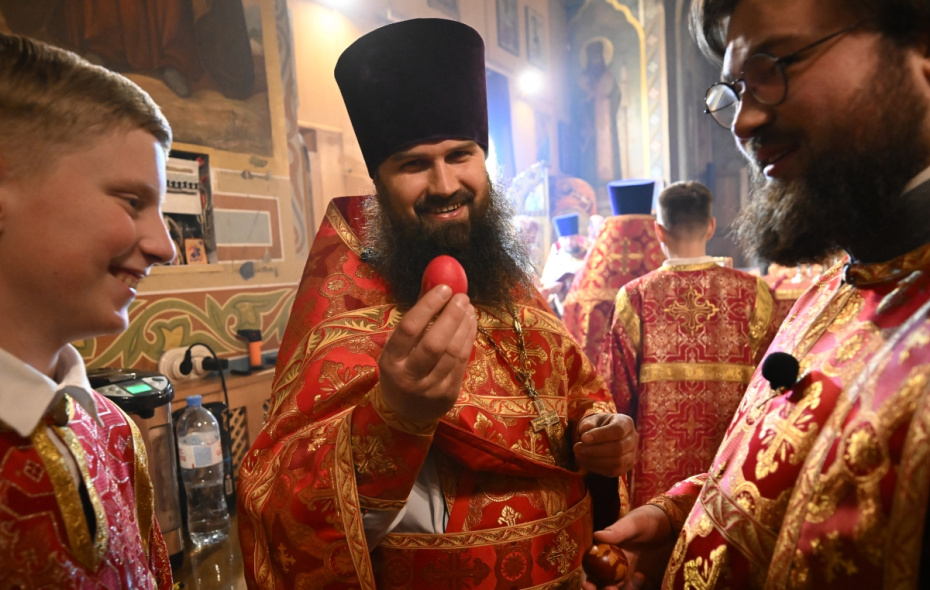 Священнослужители на Пасхальном богослужении в храме Трех Святителей в Симферополе