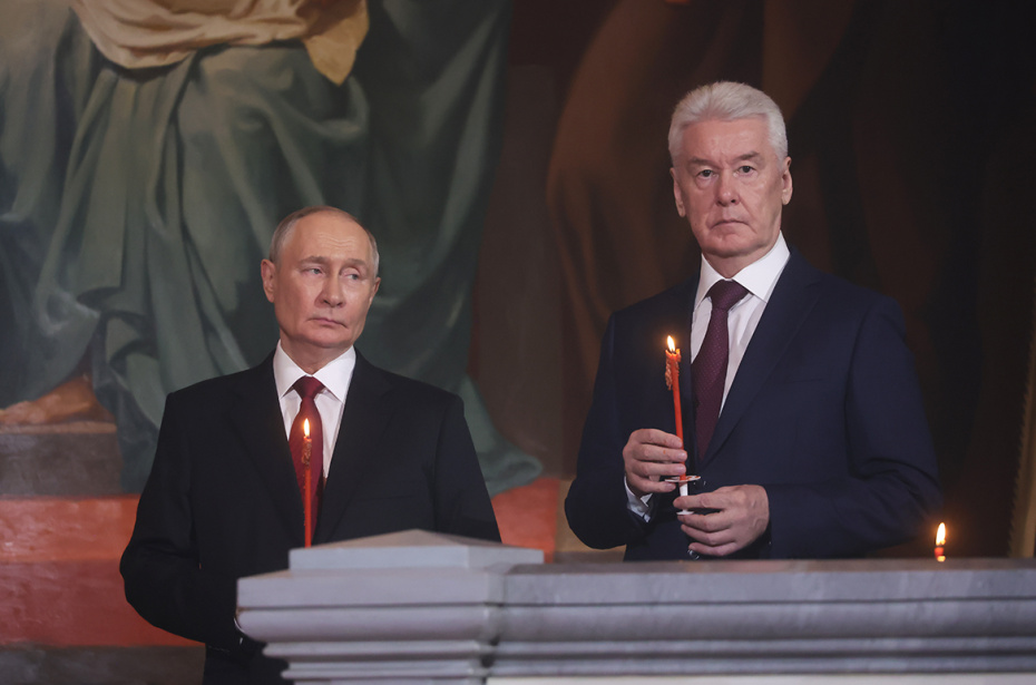 Президент РФ Владимир Путин и мэр Москвы Сергей Собянин на праздничном пасхальном богослужении в храме Христа Спасителя в Москве