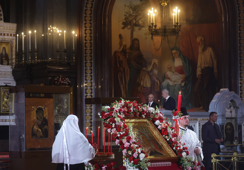 Владимирская и Донская иконы Божией матери в храме Христа Спасителя в Москве во время праздничного пасхального богослужения. Иконы были переданы Русской православной церкви из Третьяковской галереи