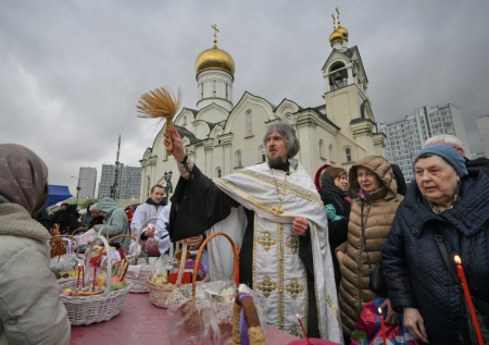Куличи, яйца и богослужения: как встречали Пасху в России