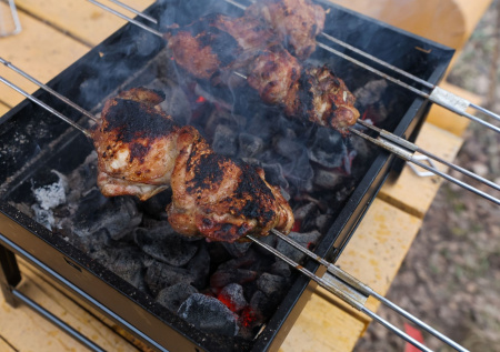 Россиянам рассказали о последствиях жарки шашлыков на балконе