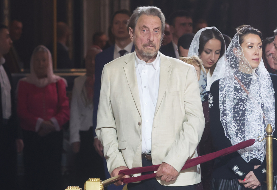 Отец Илона Маска, американский инженер и предприниматель Эррол Маск в храме Христа Спасителя в Москве перед началом праздничного пасхального богослужения