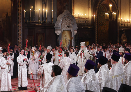 Пасхальное богослужение в Москве: яркие кадры из храма Христа Спасителя