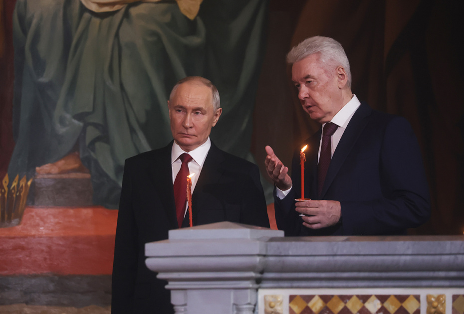 Президент РФ Владимир Путин и мэр Москвы Сергей Собянин (справа) на праздничном пасхальном богослужении в храме Христа Спасителя в Москве