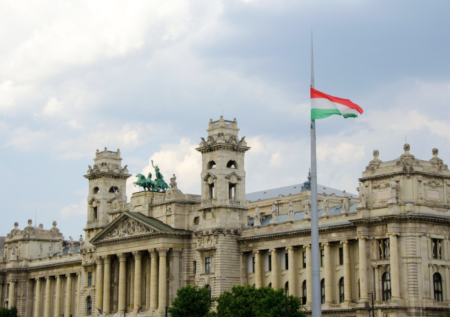 Выборы в Венгрии: шансы Орбана, вмешательство ЕС, последствия для России