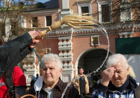 Священник окатил собравшихся на пасхальной службе водой из кубка