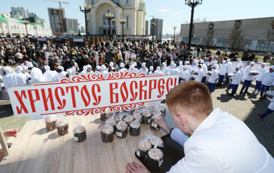 Раздача куличей на Пасхальном фестивале на Площади Славы перед Спасо-Преображенским кафедральным собором в Хабаровске во время празднования Пасхи