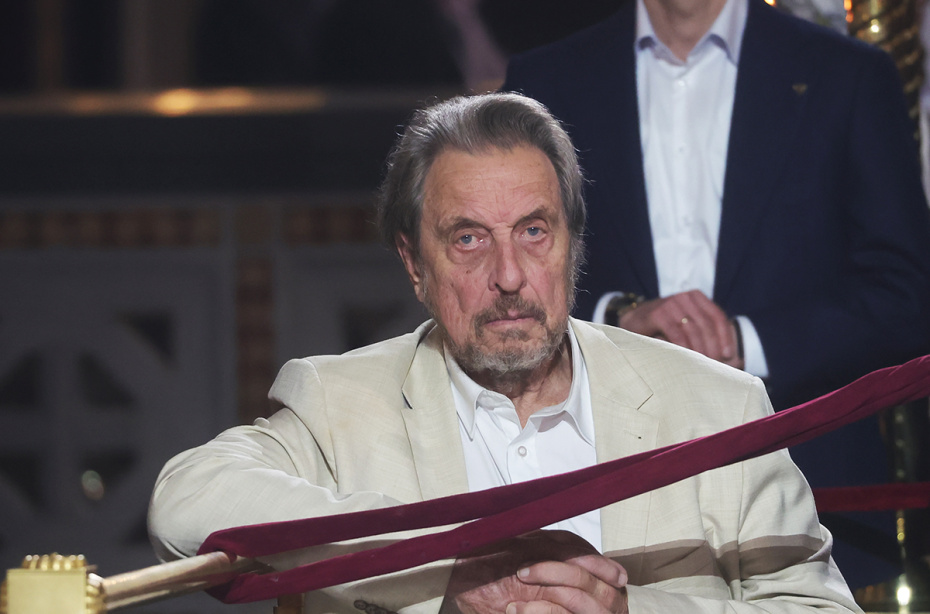 Отец Илона Маска, американский инженер и предприниматель Эррол Маск в храме Христа Спасителя в Москве перед началом праздничного пасхального богослужения