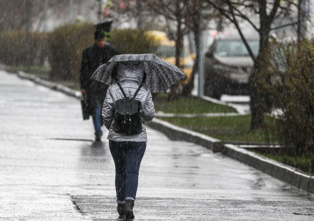 Проливные дожди и жара до +18? Погода в Москве в начале недели: чего ждать