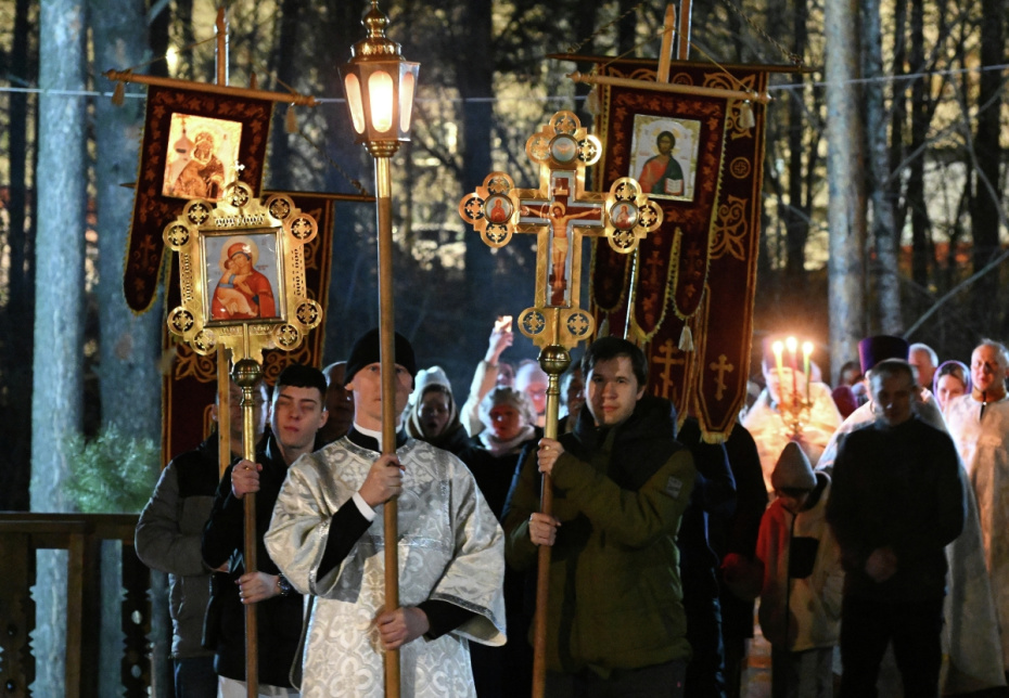 Верующие и священнослужители идут крестным ходом во время пасхального богослужения на пороге православного храма Абалакской иконы Божией матери «Знамение» в Дивногорске