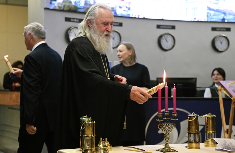 Митрополит Каширский, викарий святейшего патриарха Московского и всея Руси Феогност на встрече Благодатного огня в аэропорту Внуково-3