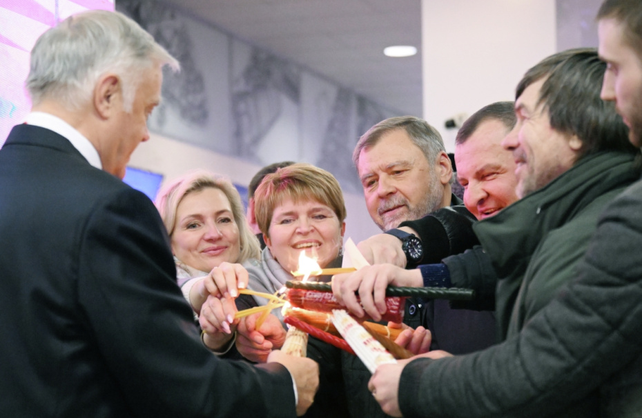 Верующие на встрече Благодатного огня в аэропорту Внуково-3