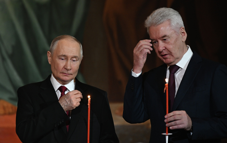 Президент РФ Владимир Путин и мэр Москвы Сергей Собянин (справа) на праздничном пасхальном богослужении в храме Христа Спасителя в Москве