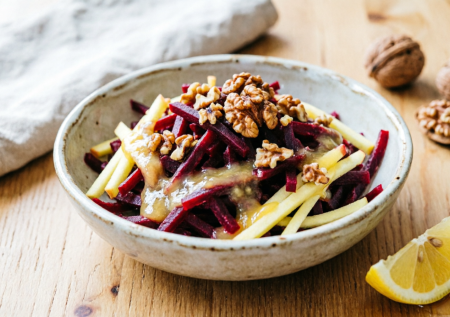 Свекла «по-ленивому» зашла на ура — салат, который сметают первым и просят рецепт