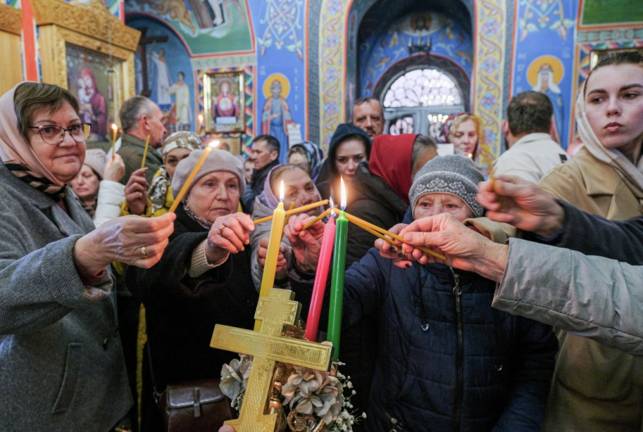 Верующие перед началом пасхального богослужения в соборе Александра Невского в Мелитополе