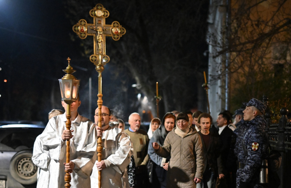 Крестный ход на праздничном пасхальном богослужении в храме Трёх Святителей в Симферополе
