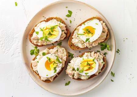 Бутерброды «на богатом минимуме» — тунец и яйца, а гости думают, что это кейтеринг