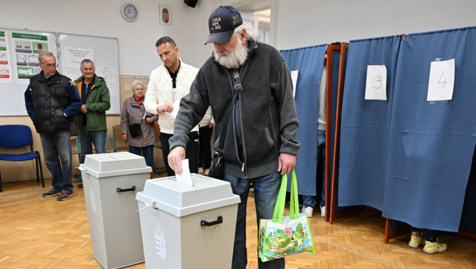 Голосование на парламентских выборах на участке в школе Джона Ксантуса в Будапеште