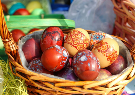 В РПЦ раскрыли, можно ли выбрасывать скорлупу от освященных на Пасху яиц