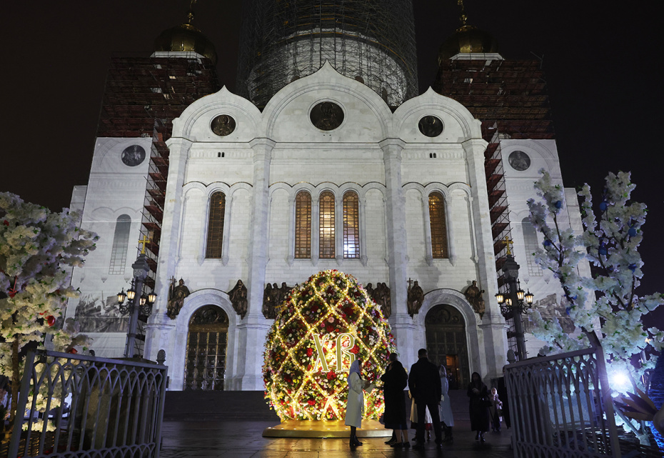 Праздничное пасхальное богослужение в Светлую Пасхальную ночь в кафедральном соборном храме Христа Спасителя