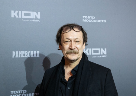 Ветрова заметили на премьере с молодой возлюбленной