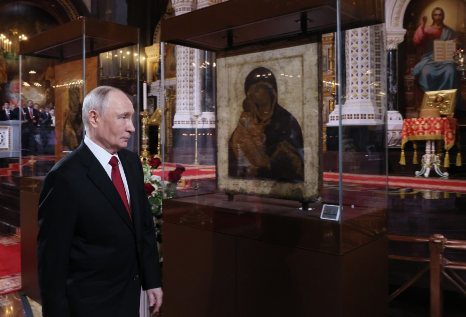 Президент РФ Владимир Путин у Владимирской и Донской икон Божией матери в храме Христа Спасителя в Москве во время праздничного пасхального богослужения. Иконы были переданы Русской православной церкви из Третьяковской галереи