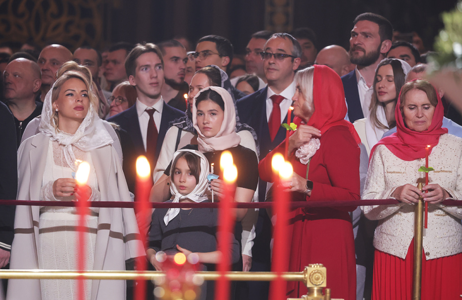 Праздничное пасхальное богослужение в Светлую Пасхальную ночь в кафедральном соборном храме Христа Спасителя