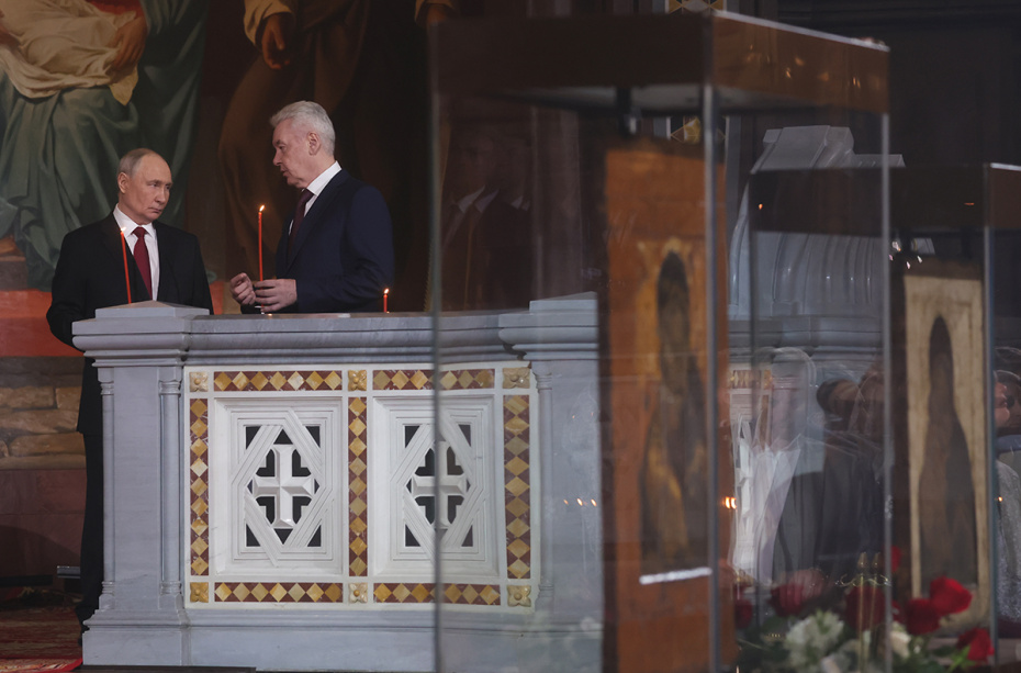 Президент РФ Владимир Путин и мэр Москвы Сергей Собянин (справа) на праздничном пасхальном богослужении в храме Христа Спасителя в Москве