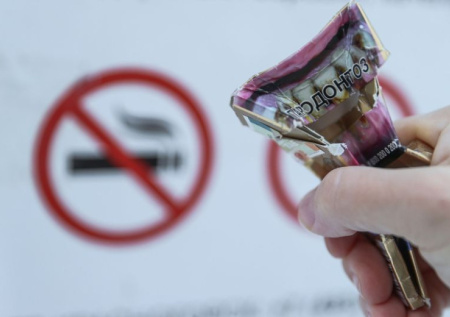 Россиянам напомнили о штрафах за курение на балконе